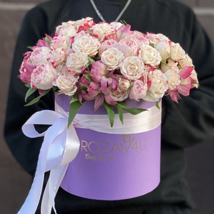 Композиция с кустовыми розами и альстромерией