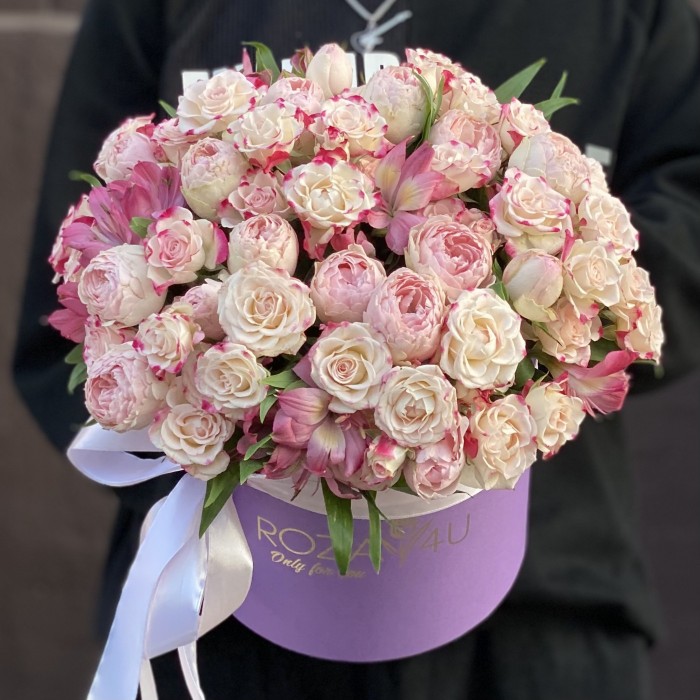 Композиция с кустовыми розами и альстромерией