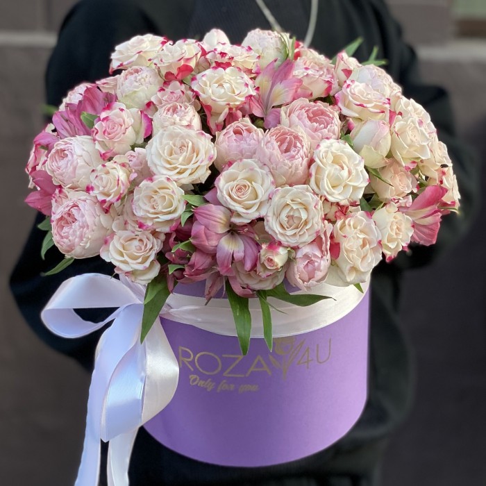 Композиция с кустовыми розами и альстромерией