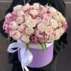 Композиция с кустовыми розами и альстромерией