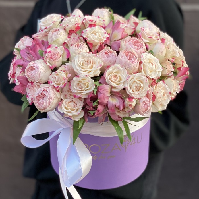 Композиция с кустовыми розами и альстромерией