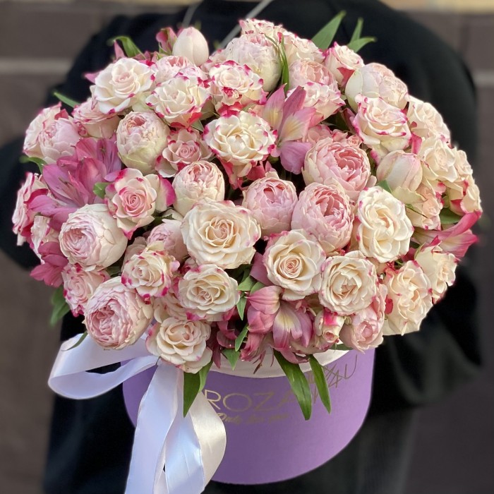 Композиция с кустовыми розами и альстромерией