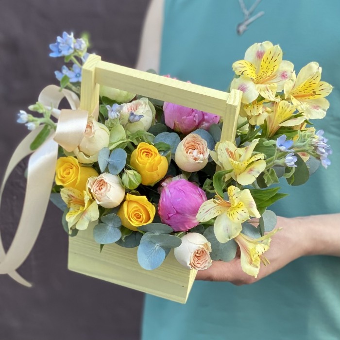 Композиция Теплый привет с альстромерией