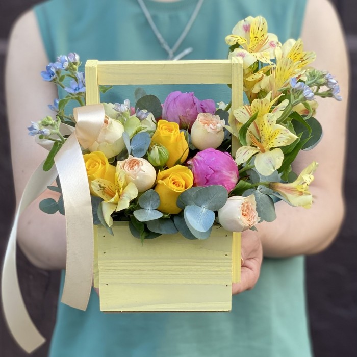 Композиция Теплый привет с альстромерией