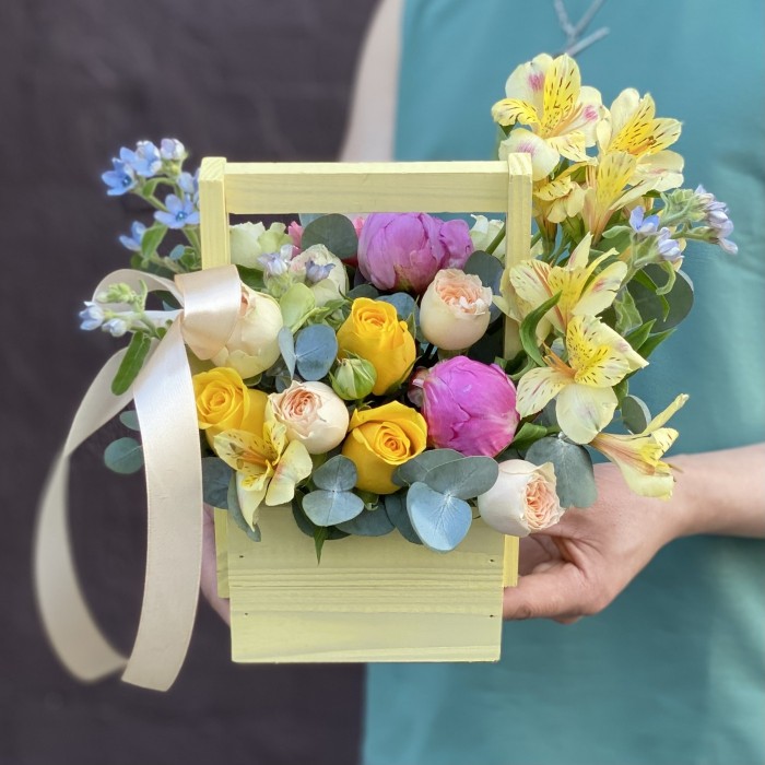 Композиция Теплый привет с альстромерией