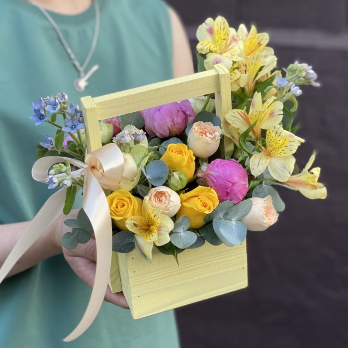 Композиция Теплый привет с альстромерией