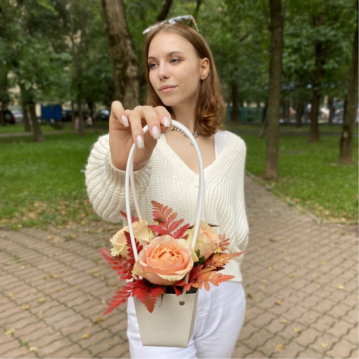 3 пионовидные розы Гравити с папоротником в сумочке