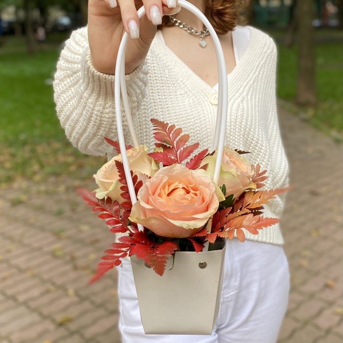 3 пионовидные розы Гравити с папоротником в сумочке