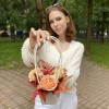 3 пионовидные розы Гравити с папоротником в сумочке