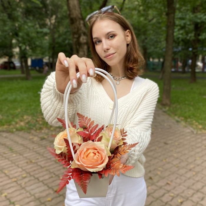 3 пионовидные розы Гравити с папоротником в сумочке