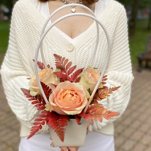 3 пионовидные розы Гравити с папоротником в сумочке