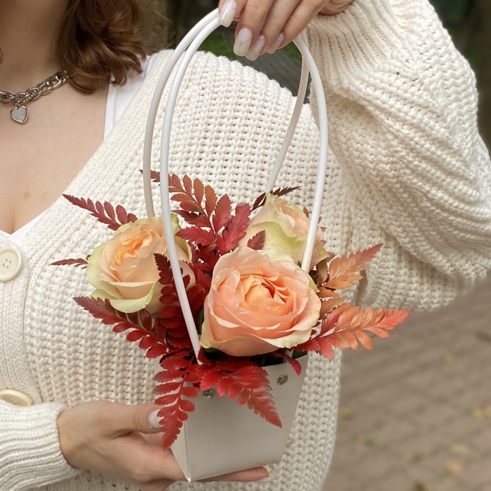 3 пионовидные розы Гравити с папоротником в сумочке