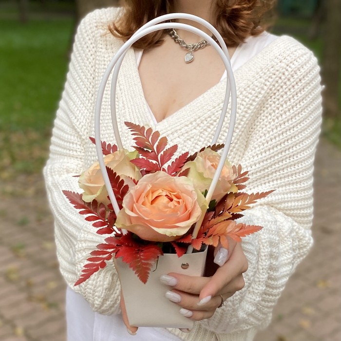 3 пионовидные розы Гравити с папоротником в сумочке