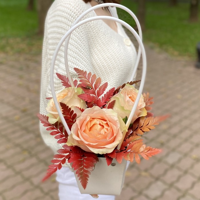 3 пионовидные розы Гравити с папоротником в сумочке