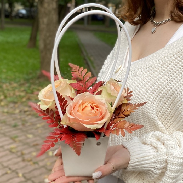 3 пионовидные розы Гравити с папоротником в сумочке