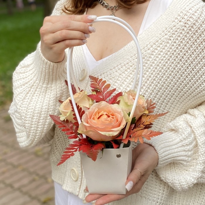 3 пионовидные розы Гравити с папоротником в сумочке