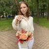 3 пионовидные розы Гравити с папоротником в сумочке