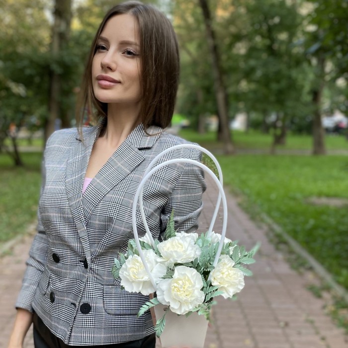 Композиция с белыми гвоздиками в сумочке