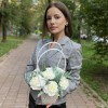 Композиция с белыми гвоздиками в сумочке