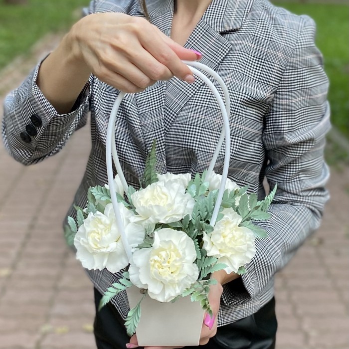 Композиция с белыми гвоздиками в сумочке