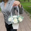 Композиция с белыми гвоздиками в сумочке