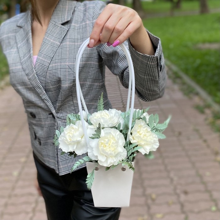 Композиция с белыми гвоздиками в сумочке