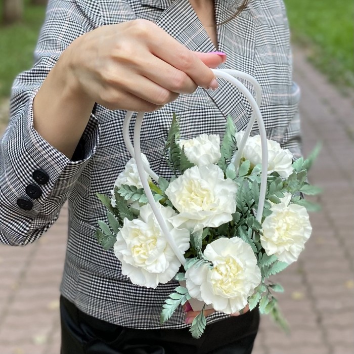 Композиция с белыми гвоздиками в сумочке