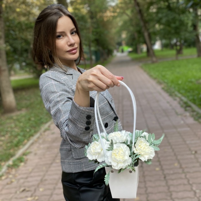 Композиция с белыми гвоздиками в сумочке