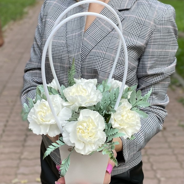 Композиция с белыми гвоздиками в сумочке