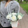 Композиция с белыми гвоздиками в сумочке