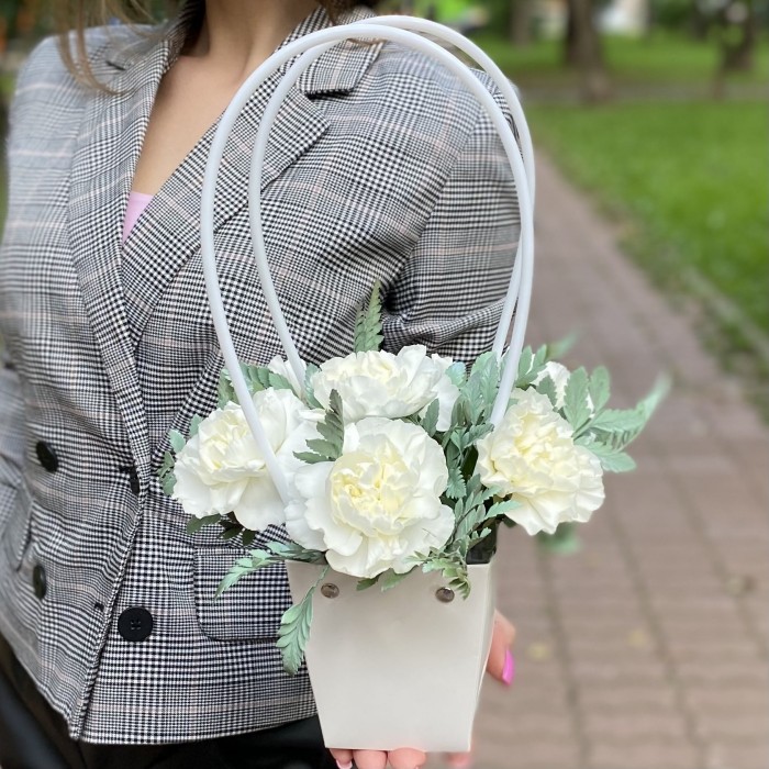 Композиция с белыми гвоздиками в сумочке