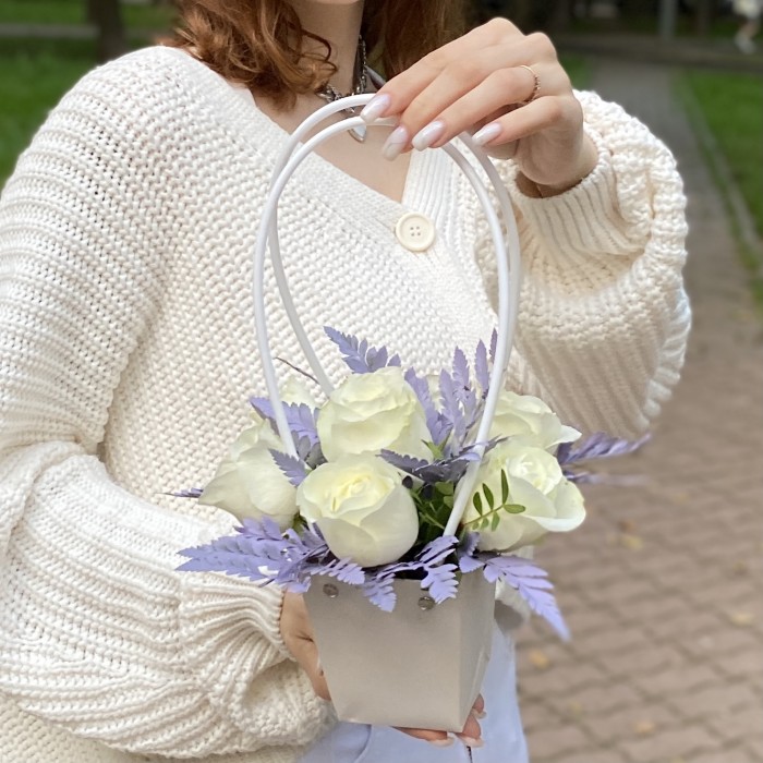 7 белых роз в сумочке