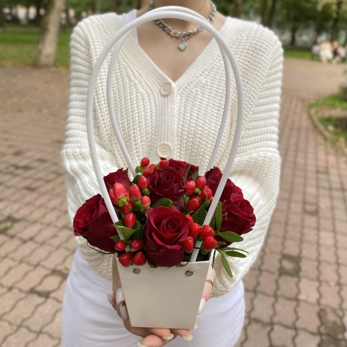 7 красных роз в сумочке