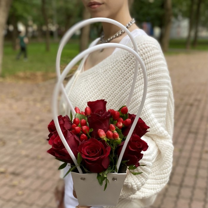 7 красных роз в сумочке