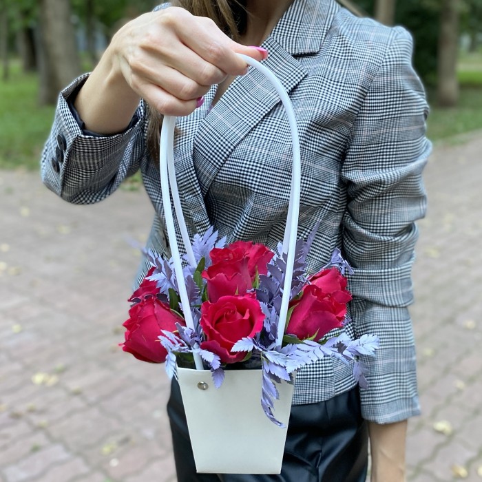 7 малиновых роз Такаци в сумочке