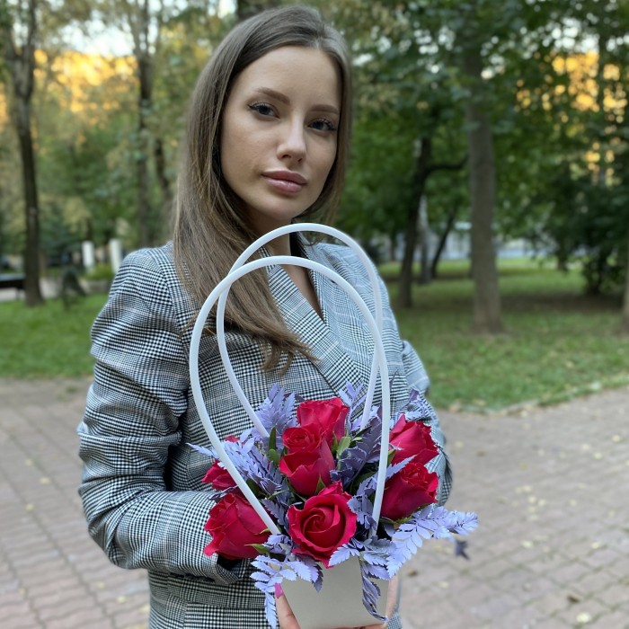 7 малиновых роз Такаци в сумочке