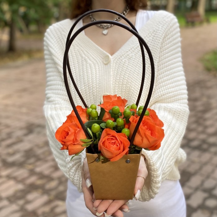 7 оранжевых роз в сумочке