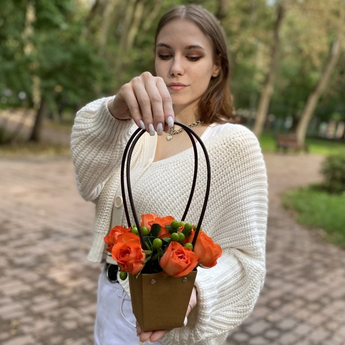 7 оранжевых роз в сумочке