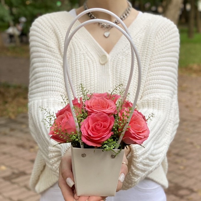 7 коралловых роз Эйс пинк  в сумочке