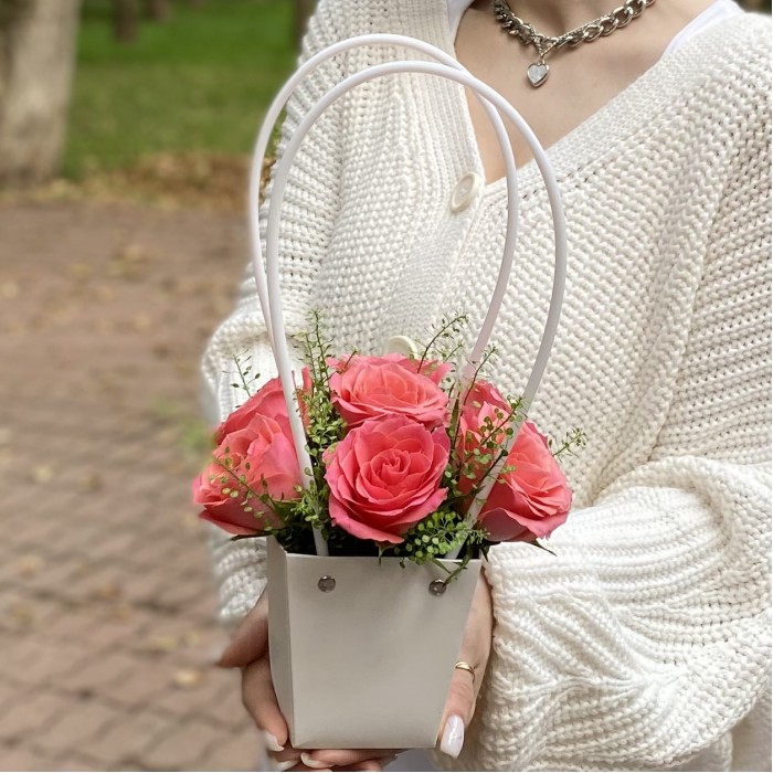 7 коралловых роз Эйс пинк  в сумочке