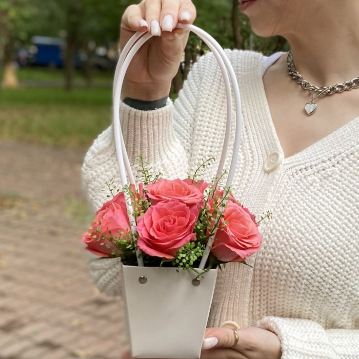 7 коралловых роз Эйс пинк  в сумочке