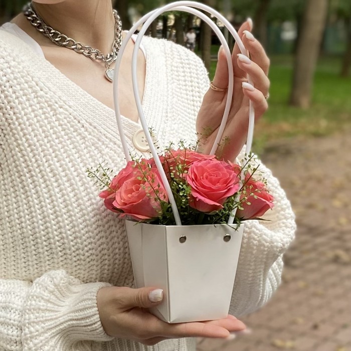 7 коралловых роз Эйс пинк  в сумочке