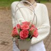7 коралловых роз Эйс пинк  в сумочке