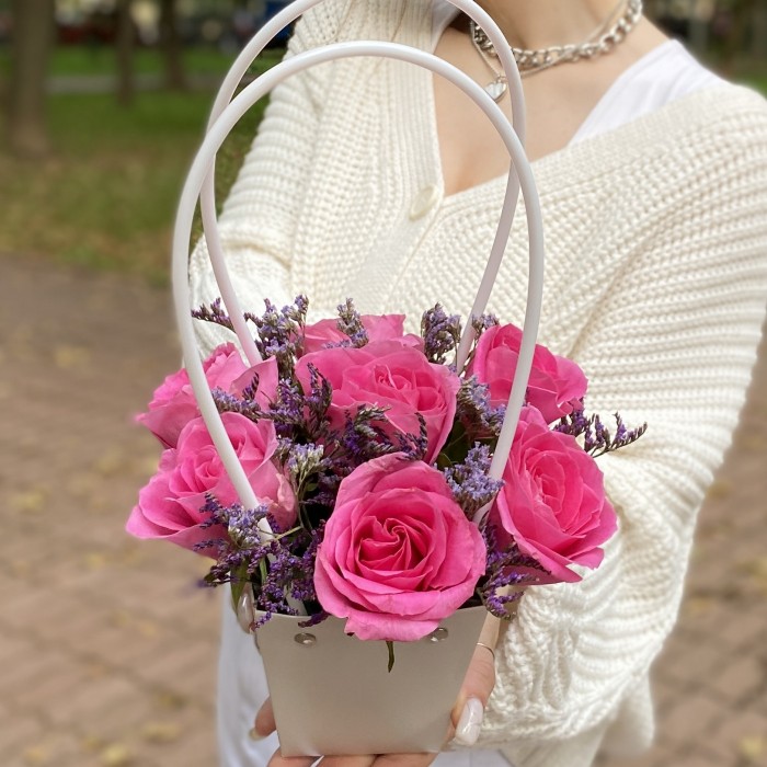 7 розовых роз Аква с лимониумом в сумочке