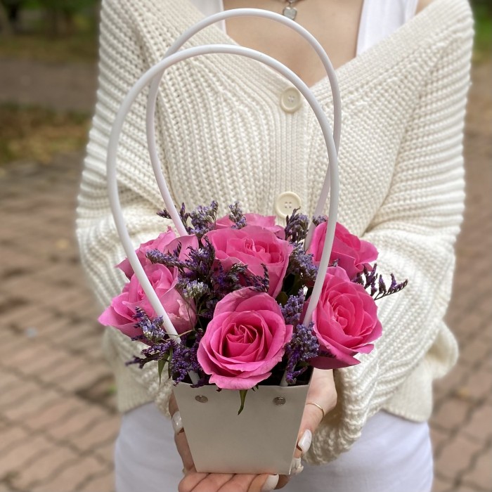 7 розовых роз Аква с лимониумом в сумочке