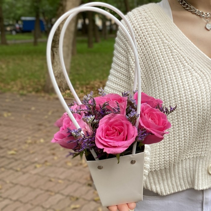 7 розовых роз Аква с лимониумом в сумочке