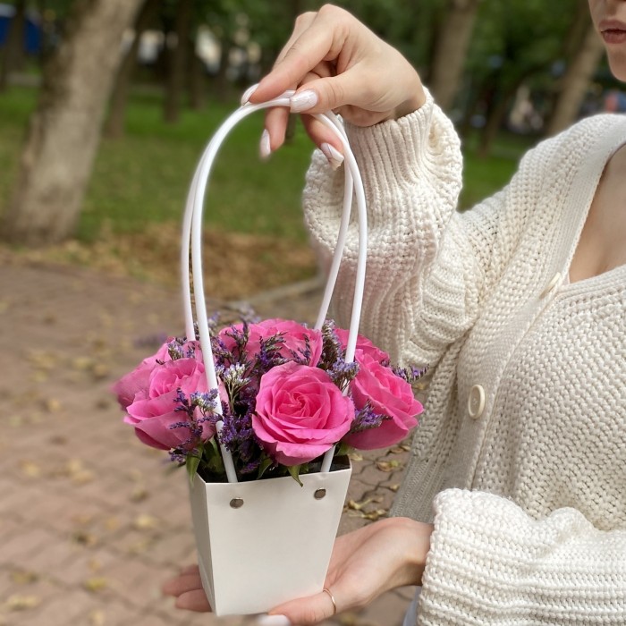 7 розовых роз Аква с лимониумом в сумочке