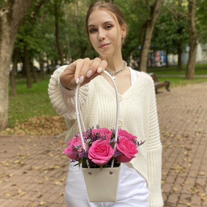 7 розовых роз Аква с лимониумом в сумочке