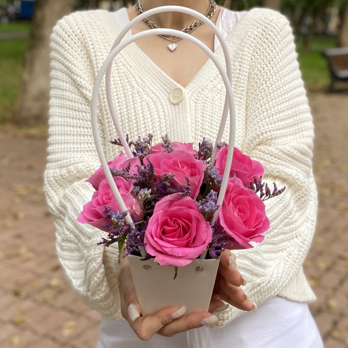 7 розовых роз Аква с лимониумом в сумочке