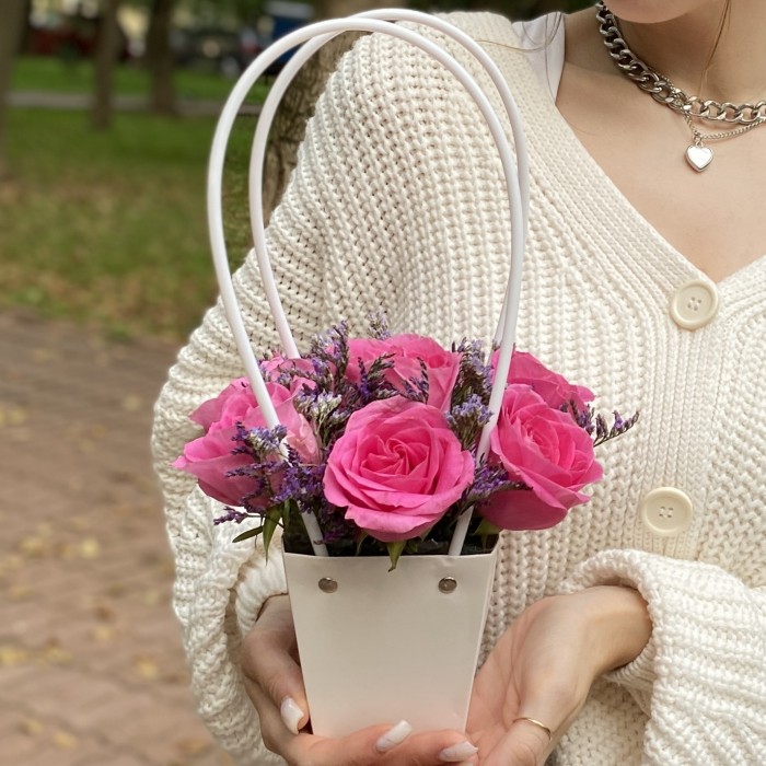 7 розовых роз Аква с лимониумом в сумочке